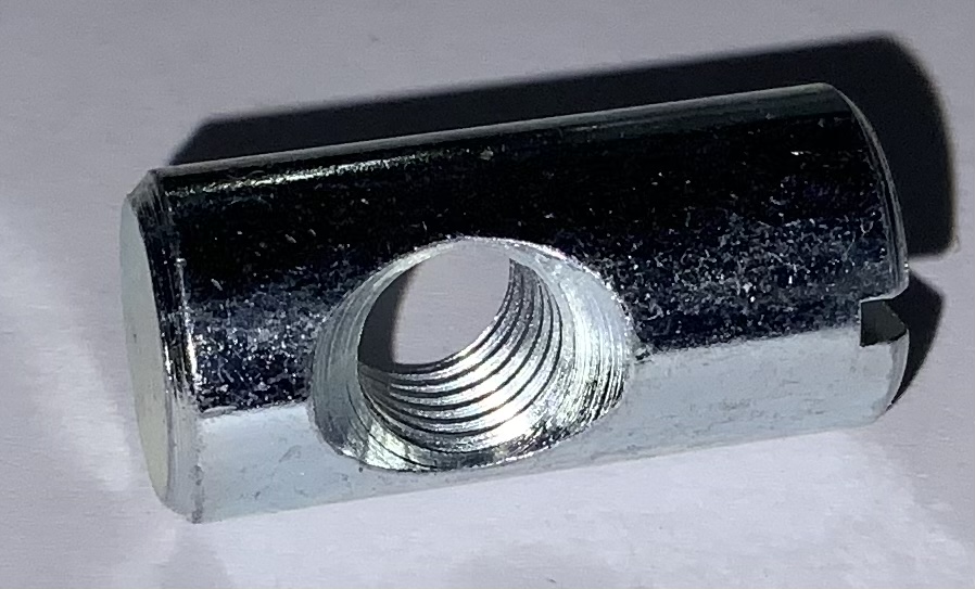 Quer­mutter M8 x 12 x 25 – Fixmaß 15 mm